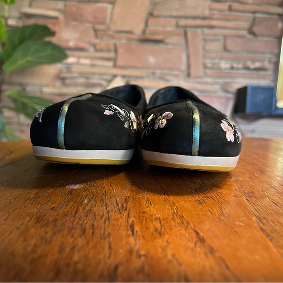 Camper || Embroidered Ballet Flats - Picture 3 of 8